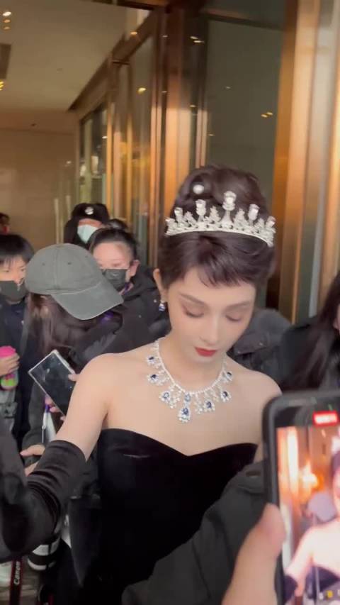 彭小苒国剧盛典致敬赫本妆造引瞩目