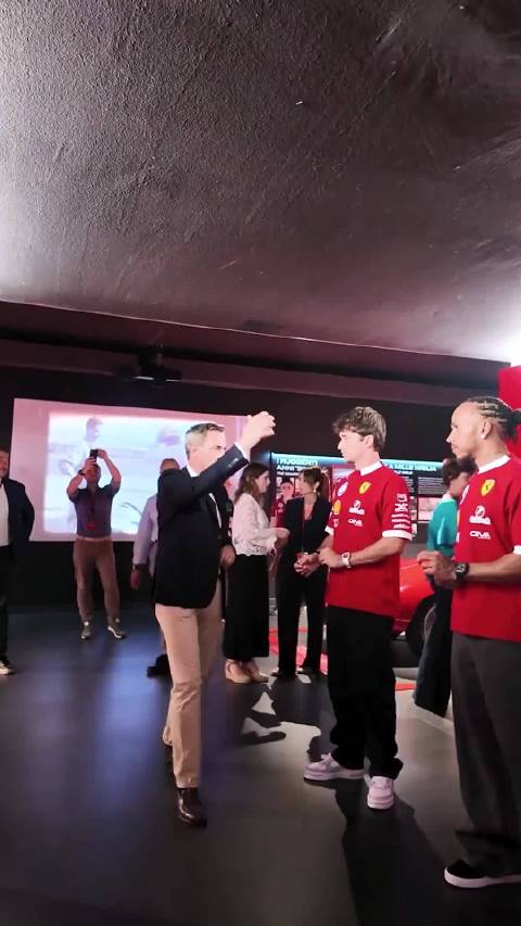 沉浸式体验红色跃马的魅力️ 跟着夏尔刘易斯一起探索马拉内罗法拉利博物馆