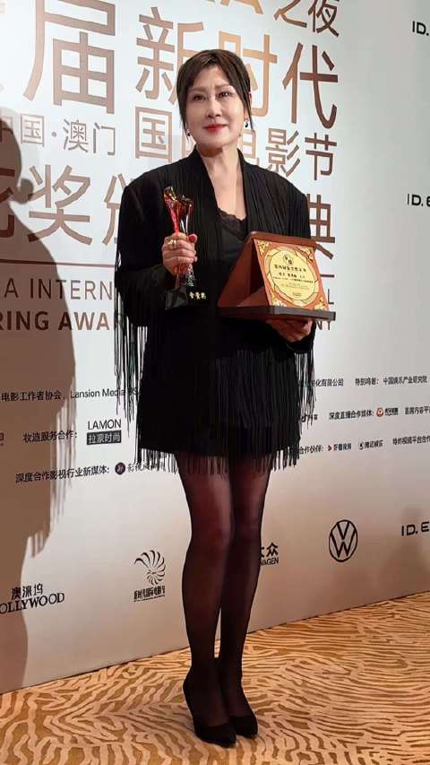 张凯丽 荣获金萱奖电视剧影响力演员 黑丝搭配高跟鞋这妆造如何？