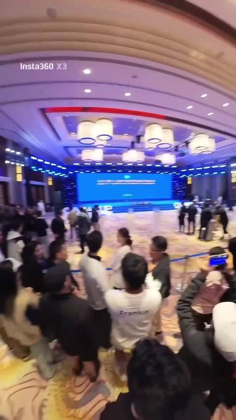 窦骁何超莲同框帆船赛颁奖礼，青蛙服庆生合照甜度爆表