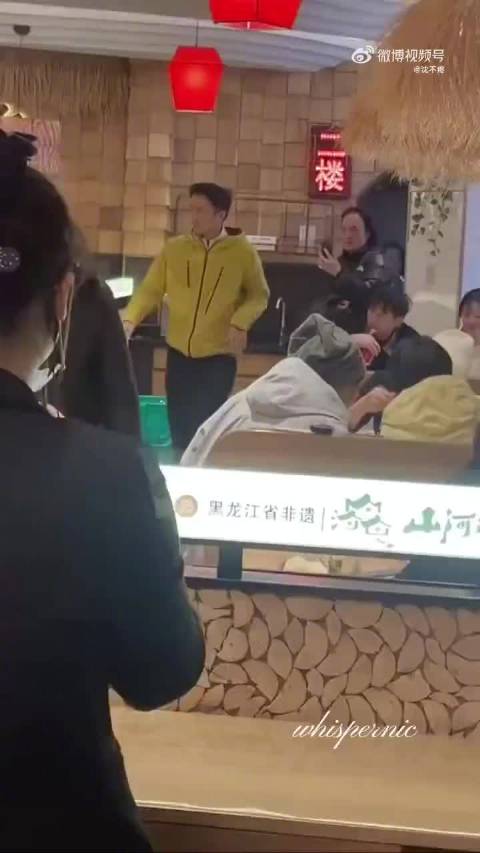 谢霆锋现身哈尔滨，吃东北铁锅炖，我揉了揉眼再三确认了一下，确实是谢霆锋