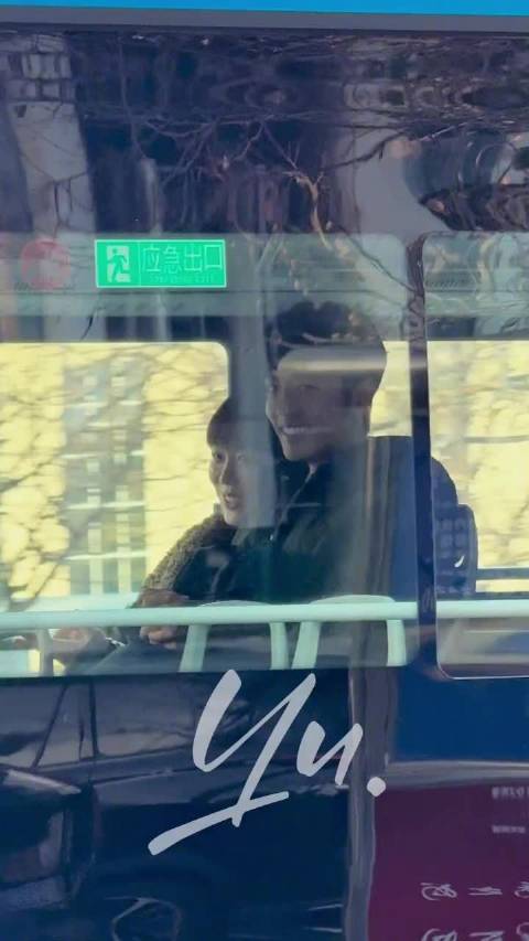 网友偶遇肖战姜妍乘公交畅聊