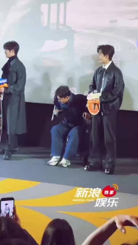 叶祖新坐轮椅道具出席活动后站立引热议