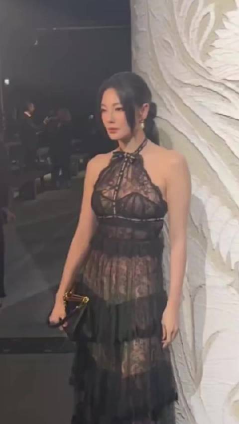 张雨绮出席活动的造型感受下，这黑色蕾丝镂空元素真的是绝了