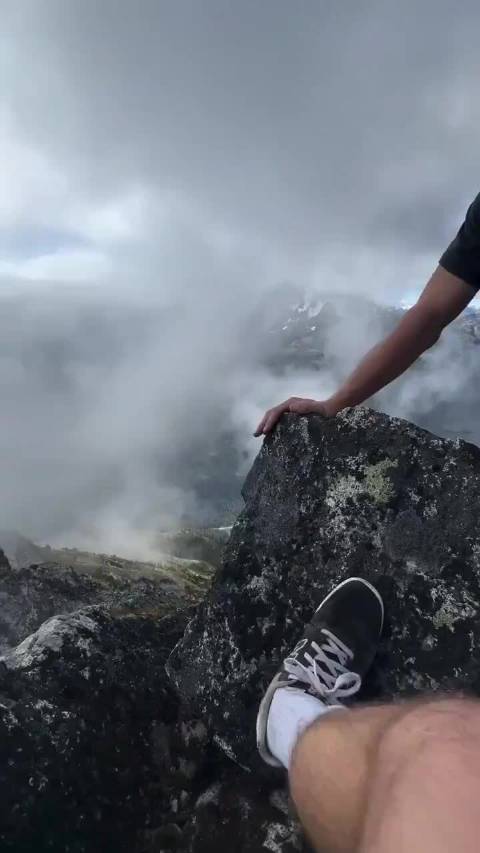 户外圈最痛恨的行为，一群巨婴在悬崖推石头狂笑庆祝