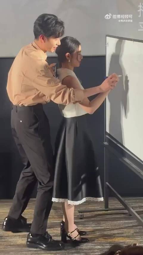 张婧仪后面那小子支帐篷了