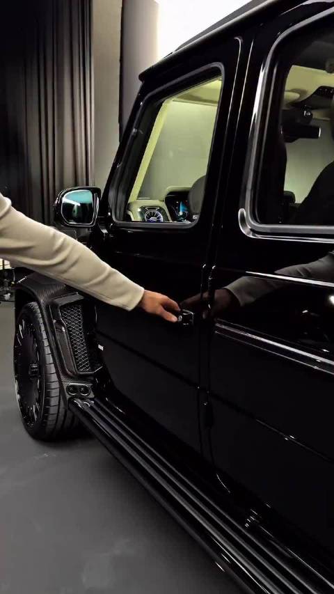 继续奔驰G63的巴博斯G900敞篷，这台卖多少钱合适？