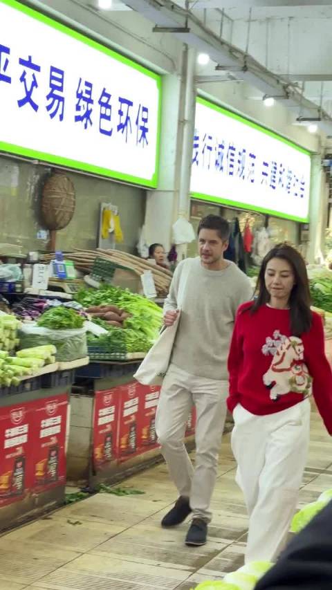 高圆圆综艺替身引热议，网友玉林菜市场偶遇拍摄