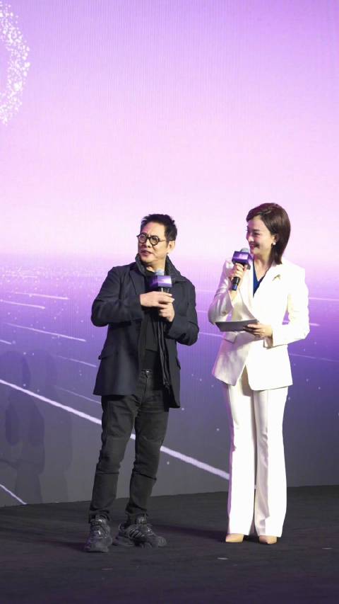 李连杰带小女儿提尊界S800