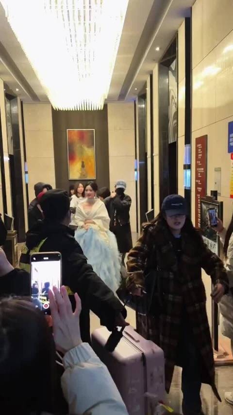 沈月国剧盛典红毯造型，今天是蓝色系的月月子 月亮公主