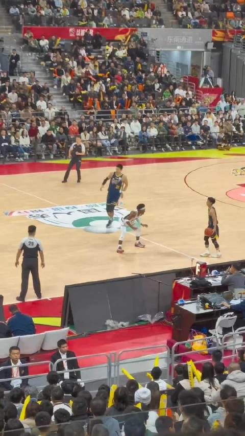 徐杰眉骨缝三针仍坚持比赛