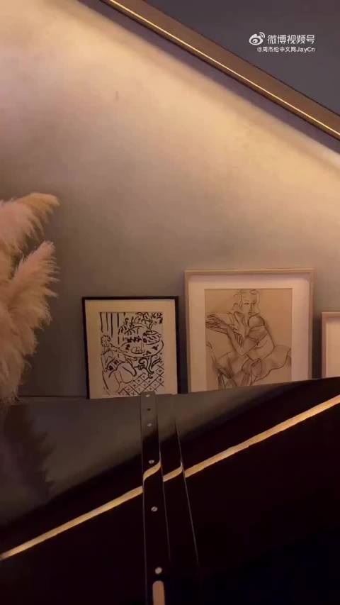 周杰伦更新与女儿钢琴互动