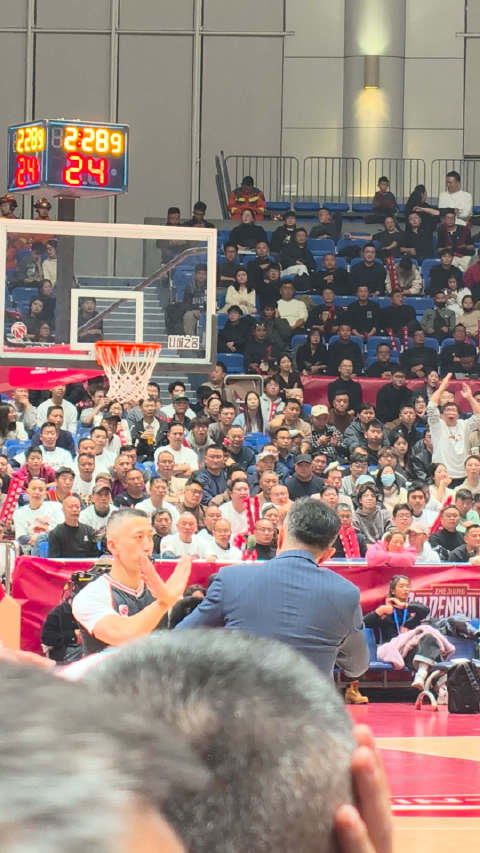 杜锋为受伤队员王洪泽向裁判据理力争