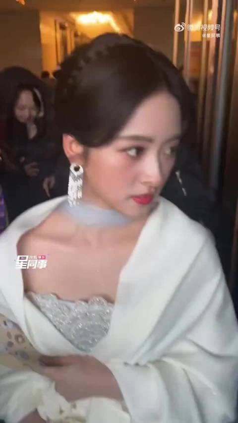 沈月遭闪光灯贴脸照射眼睛