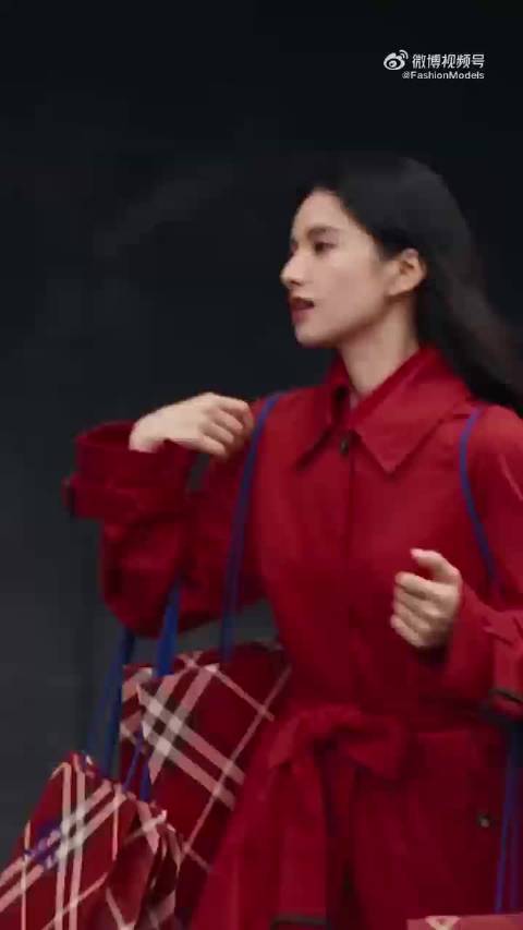 张婧仪和红色的适配度，红色风衣look明媚美人啊