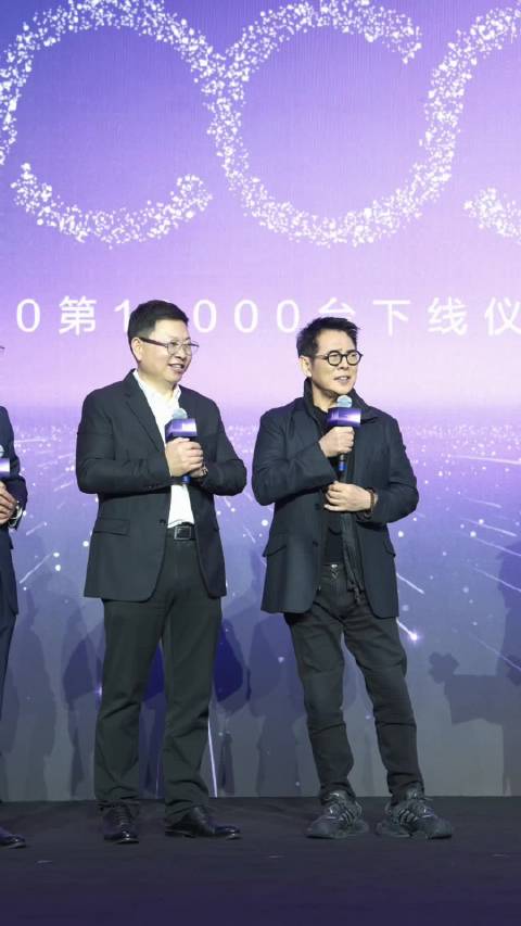 这俩人在一块聊天也太搞笑了，李连杰怎么这么e人啊，整的老余像是买车的