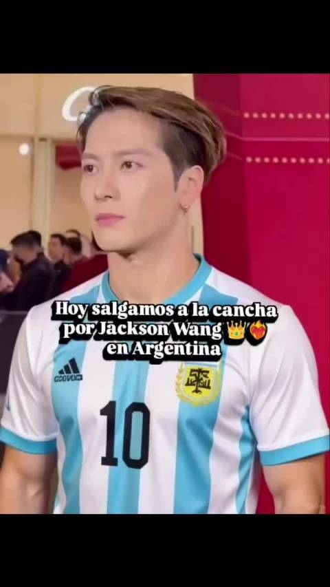 阿根廷粉丝为王嘉尔准备球衣，力邀其赴当地演出