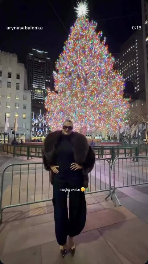 萨巴伦卡圣诞树前跳舞