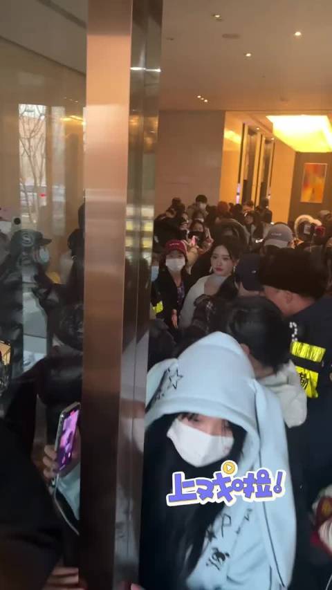 沈月国剧盛典 上班啦，天蓝色蓬蓬公主裙 不过谁的闪光灯闪到公主眼睛了