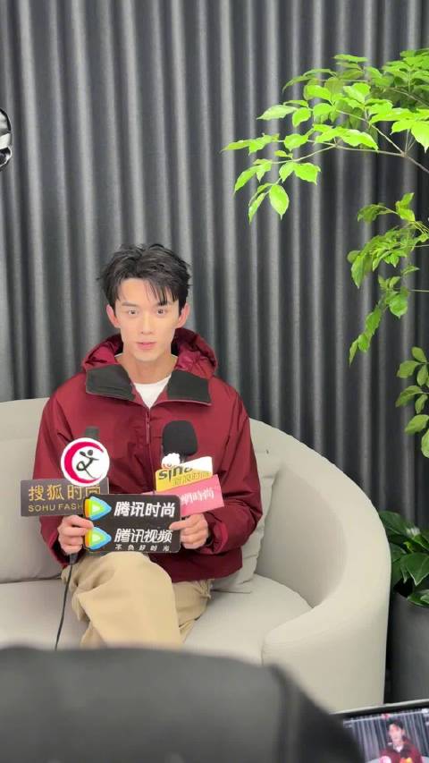 吴磊迪桑特活动亮相，冲锋衣造型运动感十足