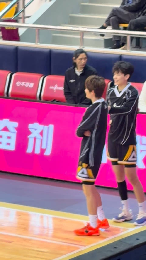 姐妹赛前互动，今天加油！