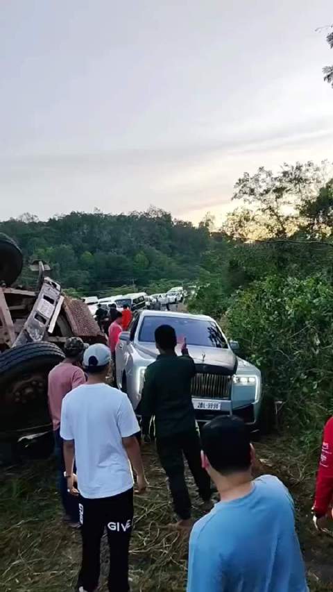 柬泰边境武装冲突中电诈老板驾劳斯莱斯逃离