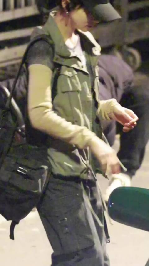 吴谨言《重生之门源起》妆造路透有，黑色鸭舌帽搭配工装马甲，又美又飒！