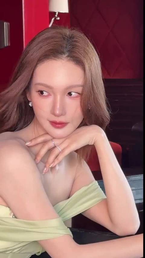 金晨的美自带滤镜，给人一种媚而不妖的美人感！