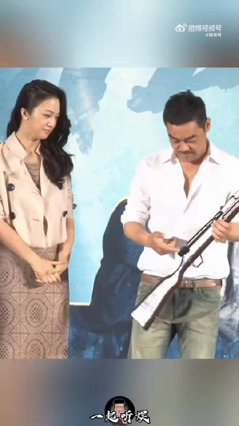 刘青云摆弄道具枪，汤唯被逗得脸颊微微泛红，有些不好意思！