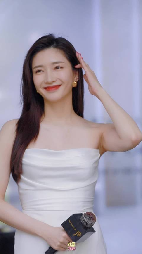 江疏影海南活动直拍