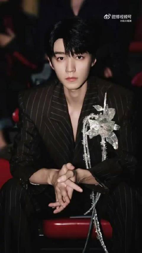 王俊凯平遥电影节赠国家级非遗推光漆器