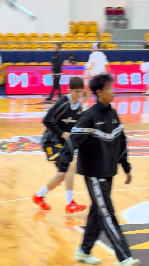 杨力维赛前热身，在中距离位置练了好几个急停投篮