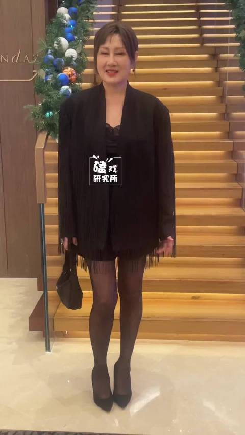 63岁张凯丽长发黑丝造型超惊艳！她说-我主打一个听话！多尝试