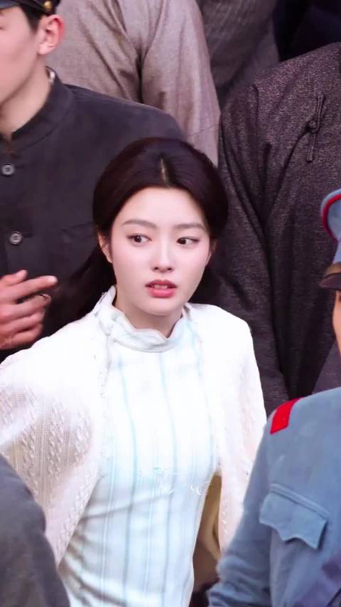 徐若晗非常时候民国装造呀！一看就是大家闺秀的感觉！