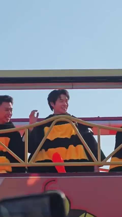 魏大勋在车窗里又跳又晃，粉丝在下面卖力叫，不懂就问，这是饭撒现场吗