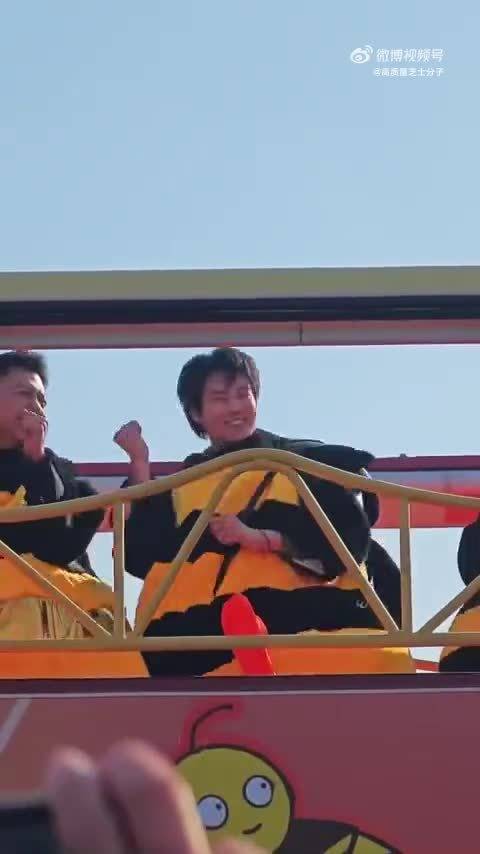 魏大勋与粉丝互动卖力唱跳