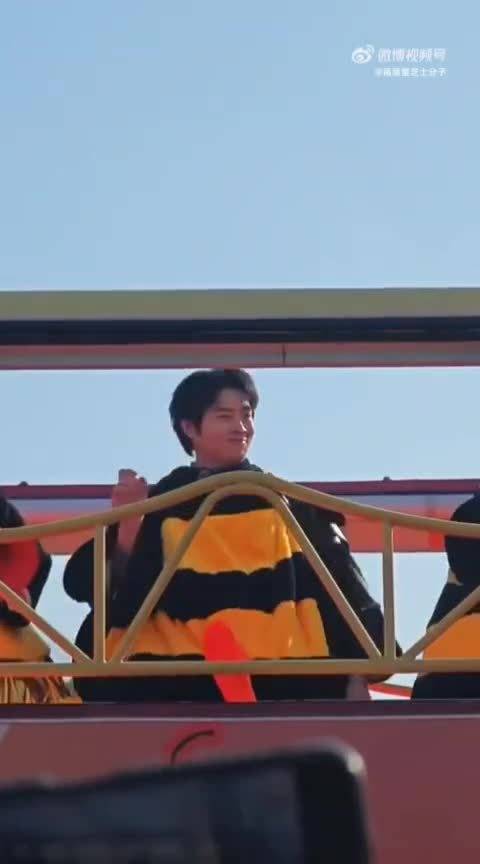 魏大勋车窗热舞引粉丝尖叫，巴士舞王反差萌吸睛