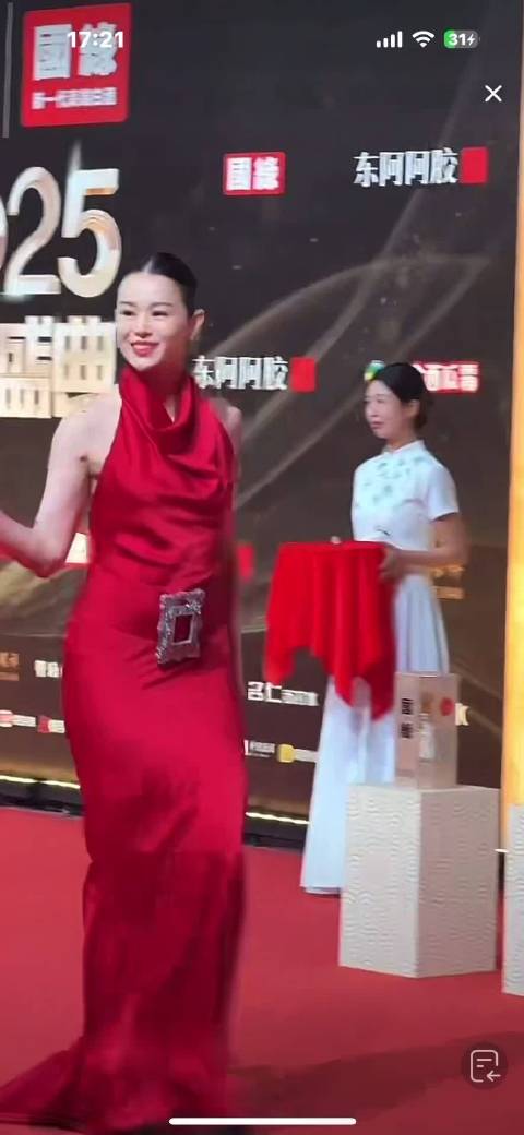 国剧盛典红毯胡杏儿正红色礼服显的好高级