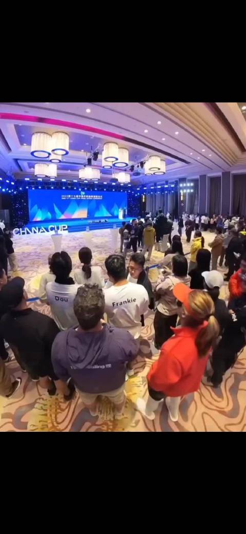 窦骁帆船赛夺冠 ，何超莲台下相伴，眼神里的那种崇拜爱慕尽显甜蜜！