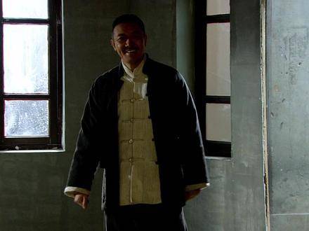 传武因公务缠身未能出席老朱的寿宴，而传杰抵押菜馆开办煤矿一事已被老朱察觉