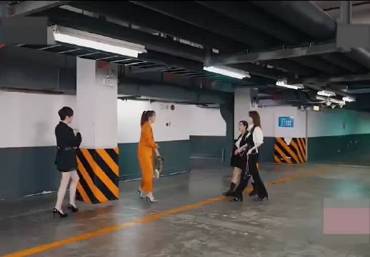 蔡少芬橙色西装亮相，朱茵吐槽算什么闺蜜