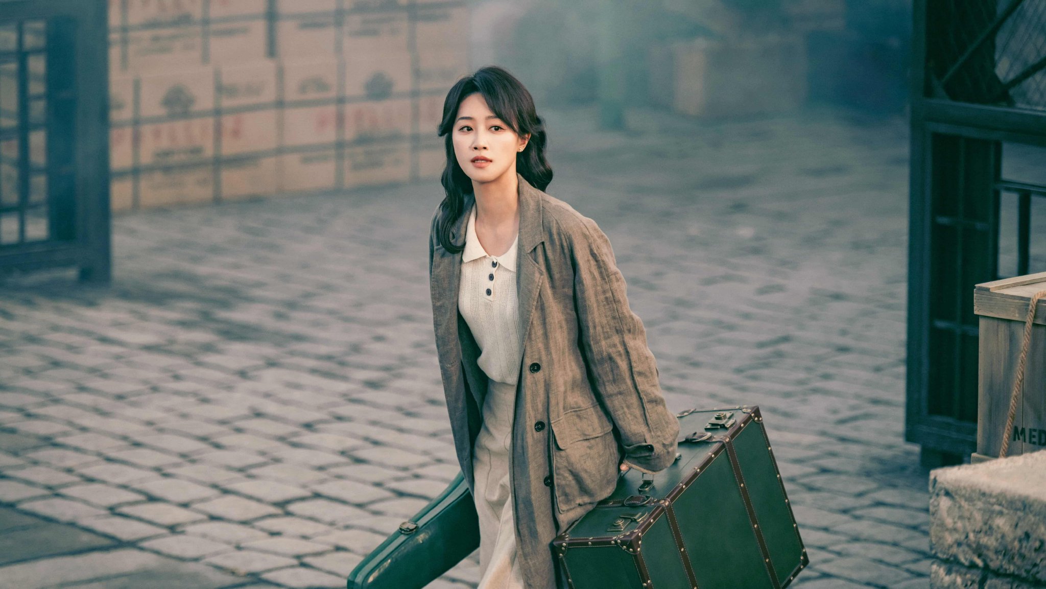 独家丨粤产大剧《风与潮》女主演蓝盈莹：从温室花朵到烽火玫瑰，乔音婉的成长弧光最动人