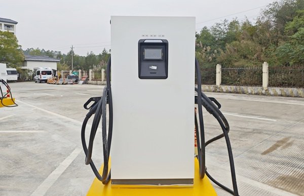 广西高速路网内首个400KW级新能源重型卡车超级充电站建成投运
