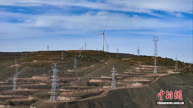 分布在环县大山里的输变电线路。(资料图)环县融媒体中心供图