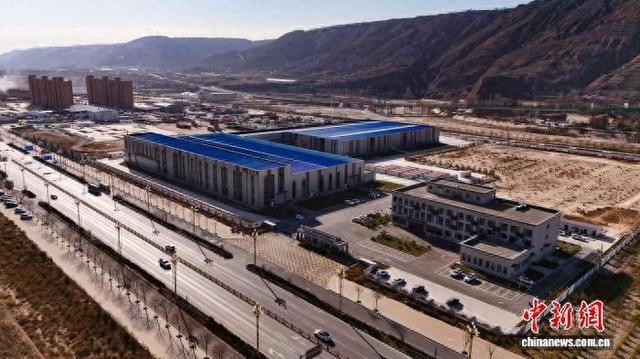 图为位于甘肃省庆阳市环县工业园区的易事特装备制造公司。环县融媒体中心供图