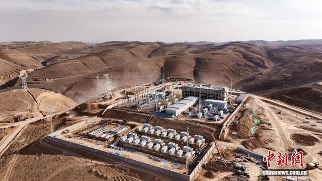 甘肃电投庆阳东数西算产业园区绿电聚合试点项目建设现场。环县融媒体中心供图