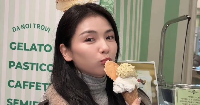 47岁刘涛又带火了秋冬新穿搭：短外套+九分裤+短靴，时髦又洋气