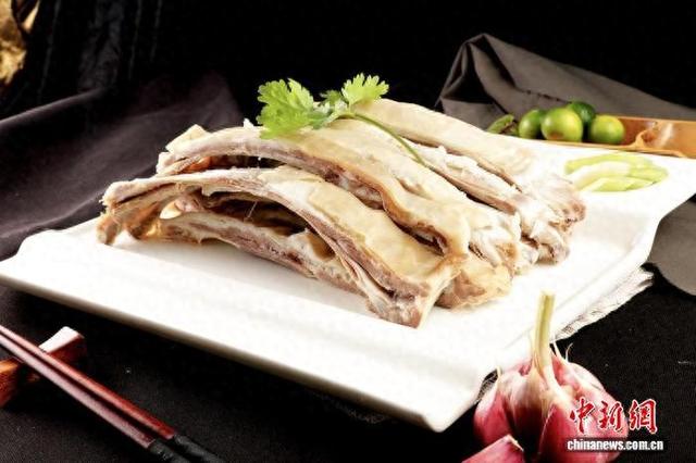 图为在甘肃临夏州东乡县拍摄的东乡手抓羊肉。(资料图)东乡县委宣传部供图