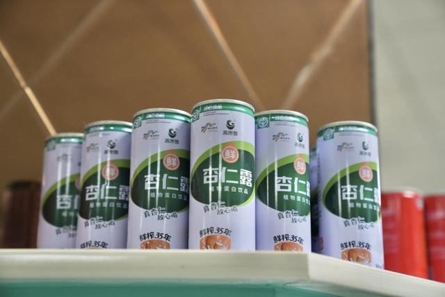 在准格尔，山杏被“吃干榨净”，通过精深加工转化为杏仁露、杏咖啡、杏皮茶等产品。澎湃新闻记者 王洛伊 图