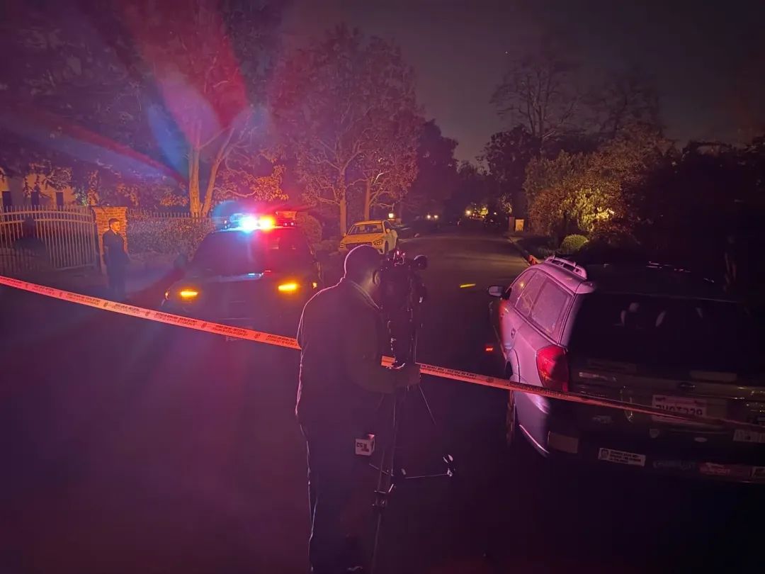 知名导演与妻子在家中遇害，周边街道已被警方封锁！凶手或是其儿子…